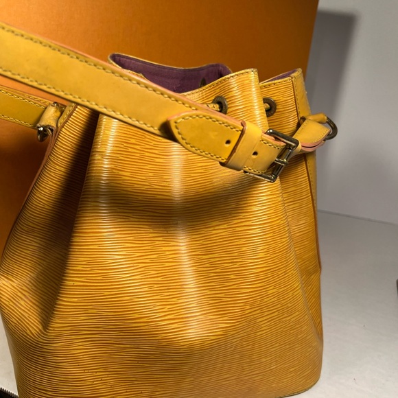 Louis Vuitton gold epi petit Bucket bag with drawstring authenticated o er $500. - Picture 8 of 15